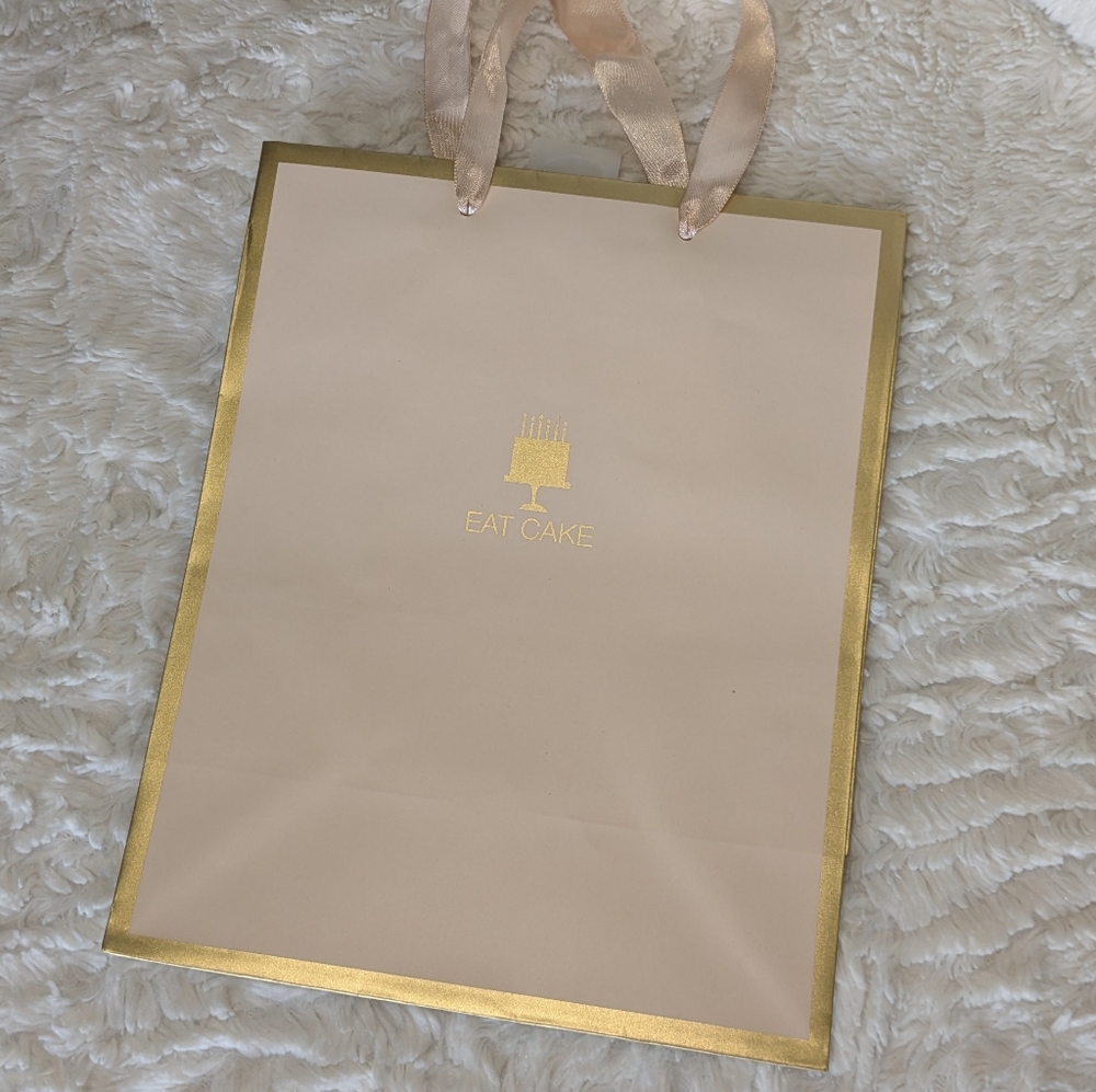 ❤ Birthday Gift Bags | Celebration Party Gift | Paper Gift Bag | Hallmark - Picture 2 of 16